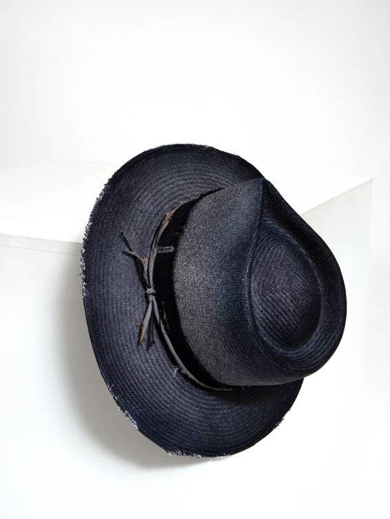 Соломенная синяя шляпа