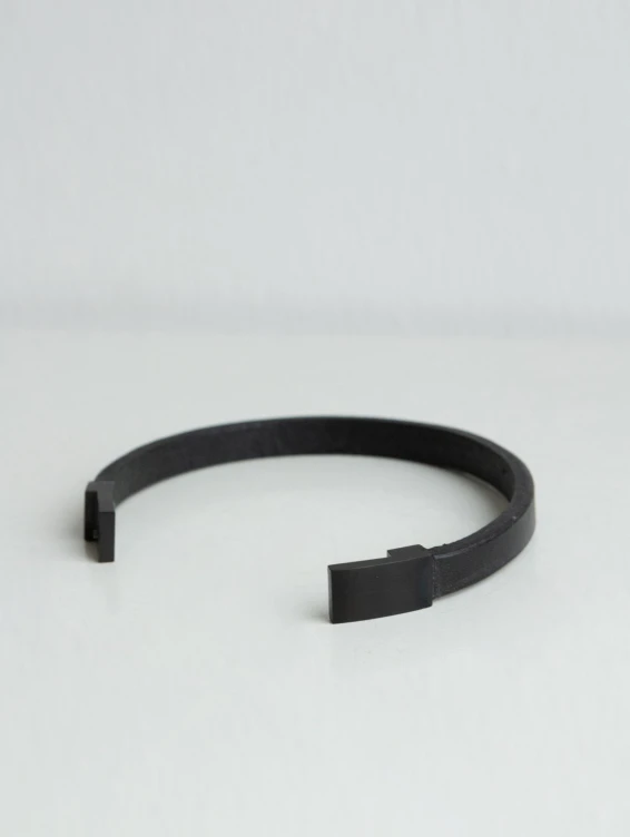 Черный кожаный браслет на магнитной застежке
