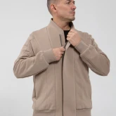 Бомбер на молнии серо-бежевого цвета, вид спереди