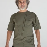 Асимметричная зеленая футболка, крупный план спереди