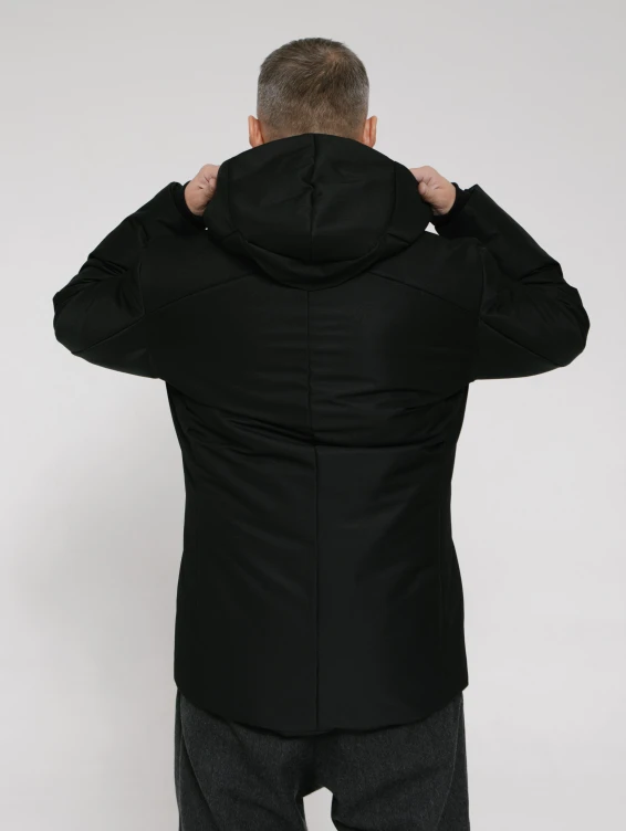 Черная зимняя куртка с капюшоном