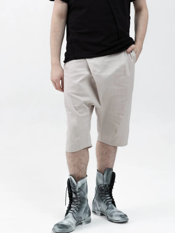 Шорты со складкой светлые