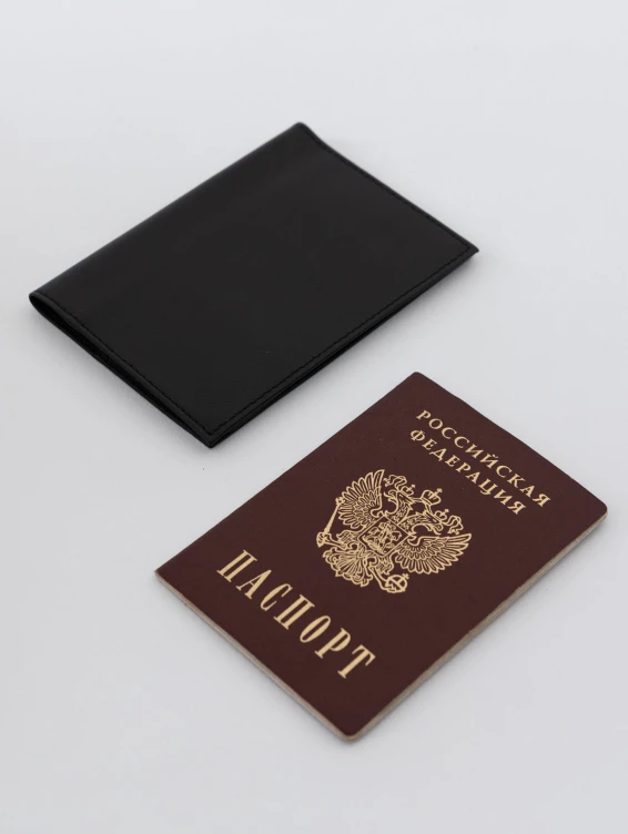 Кожаная обложка для паспорта черная