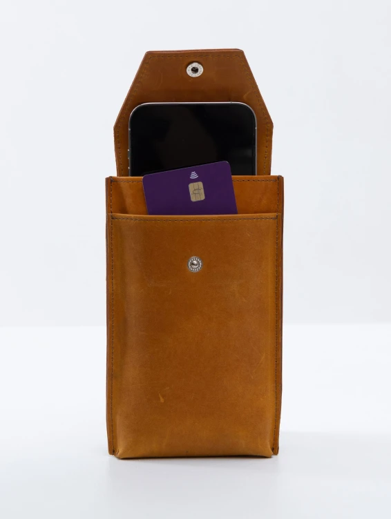 Кожаный подвесной чехол для телефона рыжий с винтажным эффектом