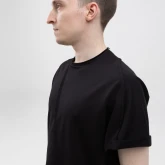 Асимметричная футболка с подвернутыми рукавами черная, вид сбоку