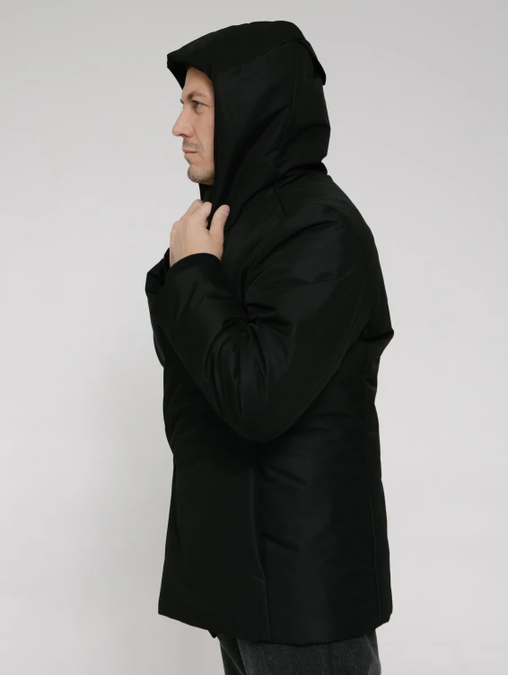 Черная зимняя куртка с капюшоном