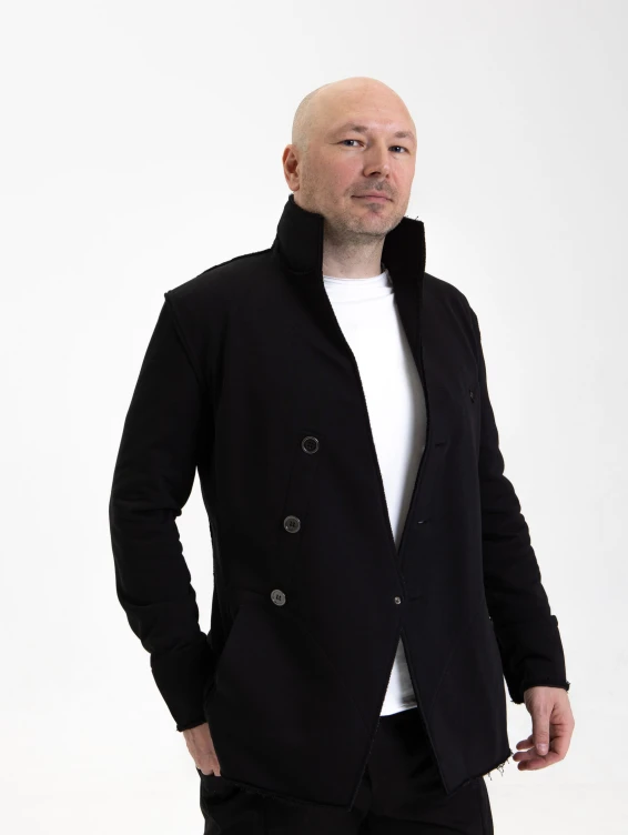 Черный трикотажный жакет на пуговицах