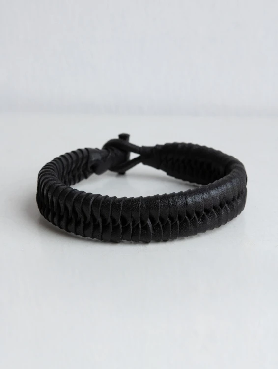 Черный плетеный кожаный браслет
