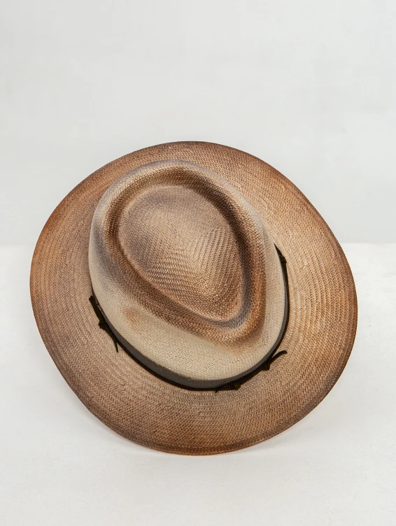 Соломенная светлая шляпа