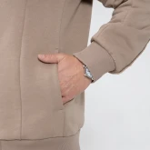 Бомбер на молнии серо-бежевого цвета, карман и рукав крупным планом