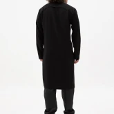 Длинная черная рубашка из вискозы, вид сзади