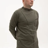 Асимметричная зеленая футболка с длинным рукавом на модели, вид спереди