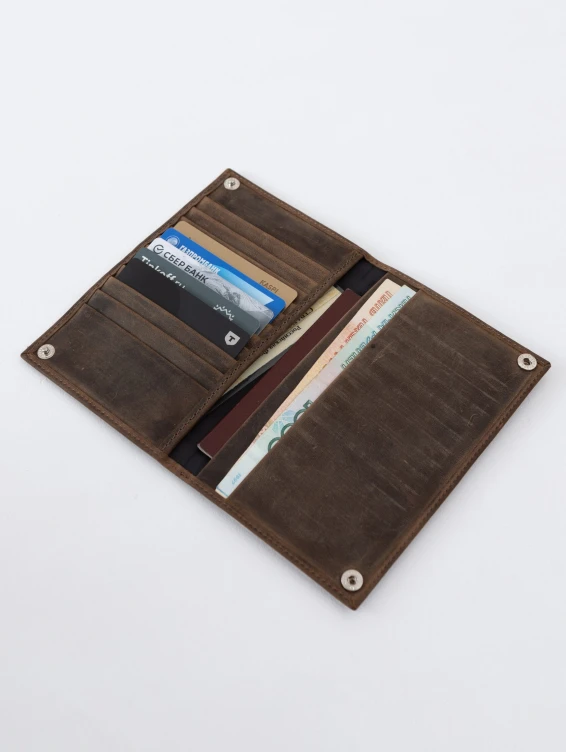 Кожаное портмоне на кнопке коричневое с винтажным эффектом