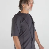Асимметричная футболка темно-серая, вид сбоку спереди