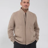 Бомбер на молнии серо-бежевого цвета, вид спереди