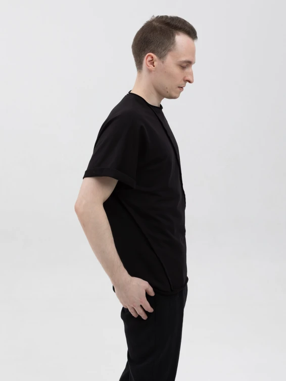 Асимметричная футболка с подвернутыми рукавами черная