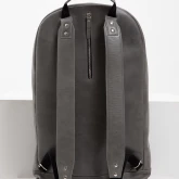 Большой серый кожаный рюкзак, вид сзади