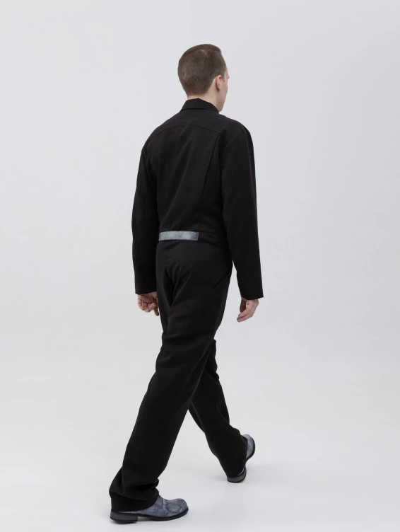 Легкий черный комбинезон на молнии