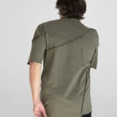 Асимметричная зеленая футболка на модели, вид сзади