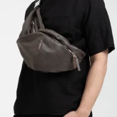 Кожаная поясная сумка Rock коричневая, на плече мужчины