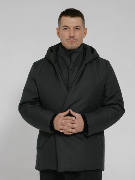 Серая зимняя куртка с капюшоном