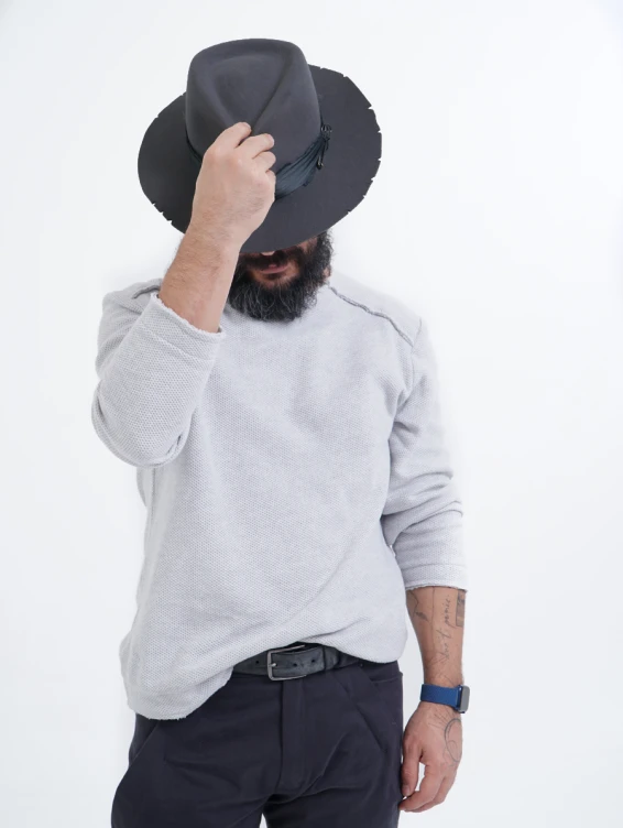 Серая фетровая шляпа