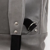 Большой кожаный рюкзак серый, крупный план