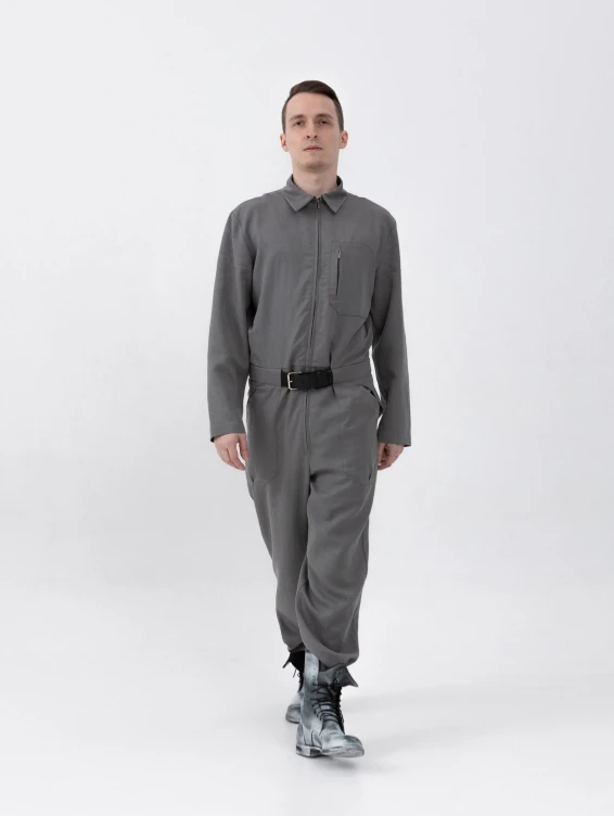 Легкий серый комбинезон на молнии