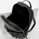 Большой черный кожаный рюкзак с открытым основным отделением