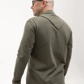 Асимметричная зеленая футболка с длинным рукавом на модели, вид сзади