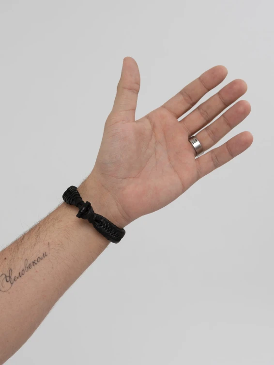Черный плетеный кожаный браслет