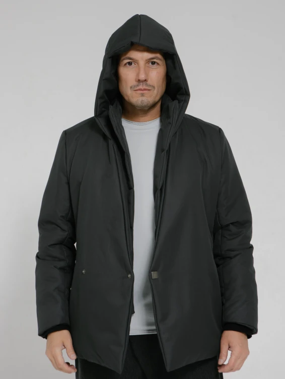 Серая зимняя куртка с капюшоном