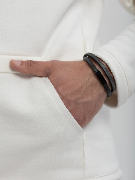 Черный кожаный браслет в два оборота на магнитной застежке