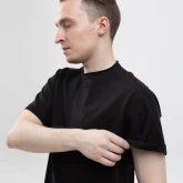 Асимметричная футболка с подвернутыми рукавами черная, модель показывает рукав