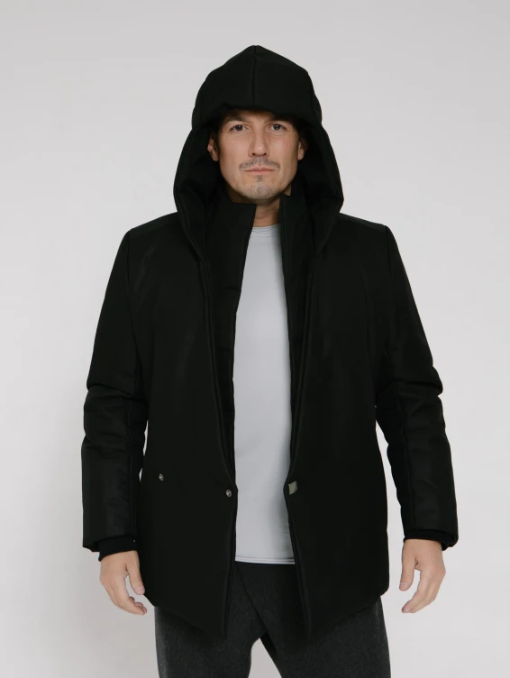 Черная зимняя куртка с капюшоном