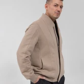 Бомбер на молнии серо-бежевого цвета, вид сбоку