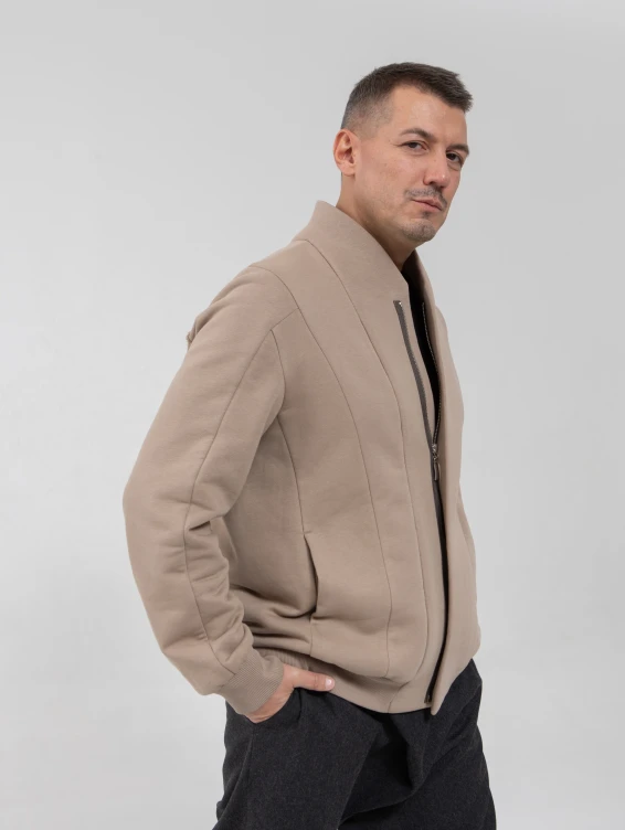 Бомбер на молнии серо-бежевого цвета