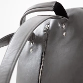 Большой кожаный рюкзак серый, крупный план