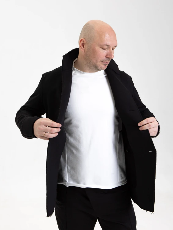 Черный трикотажный жакет на пуговицах