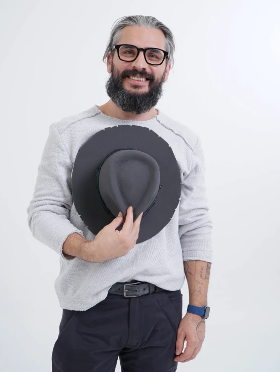 Серая фетровая шляпа