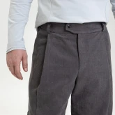 Брюки из джинсы серые, крупный план