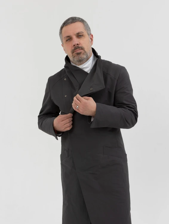 Легкий серый плащ на кнопках