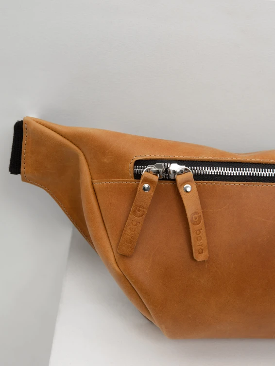 Кожаная поясная сумка рыжая с винтажным эффектом