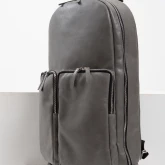 Большой кожаный рюкзак серый, вид сбоку