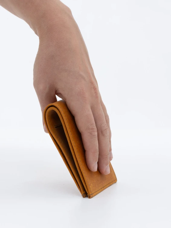 Тонкий кожаный кошелек рыжий с винтажным эффектом