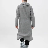 Длинная льняная рубашка с капюшоном серая, вид сзади