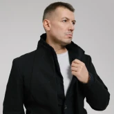 Жакет кирзовый черный, крупный план спереди