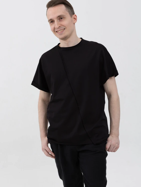 Асимметричная футболка с подвернутыми рукавами черная