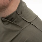 Асимметричная зеленая футболка с длинным рукавом, крупный план горловины и плеча