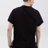 Асимметричная футболка с подвернутыми рукавами черная, вид сзади